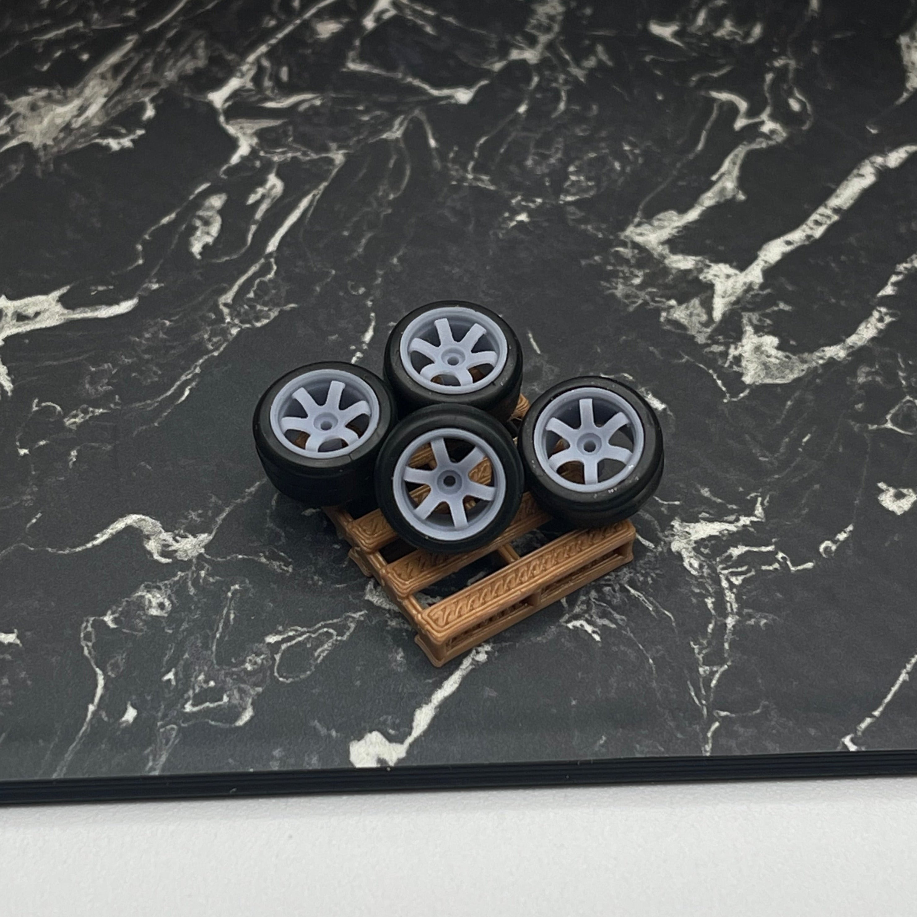 R549 Hotwheels 1/64 Real Riders # TE37 Blue 10mm Long , Rubber - Foto 1